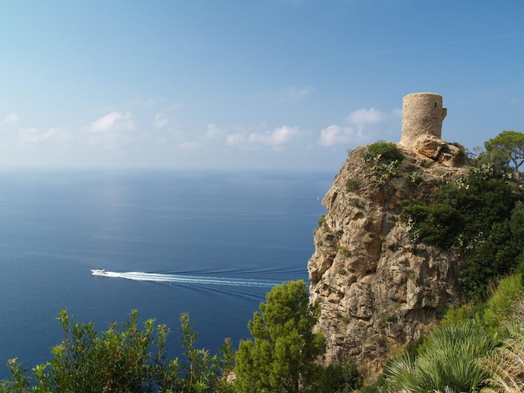 Klippe mit kleinem Turm auf Mallorca