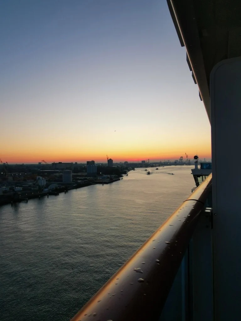 Einfahrt Rotterdam bei Sonnenaufgang