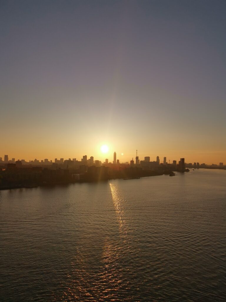 Einfahrt Rotterdam bei Sonnenaufgang