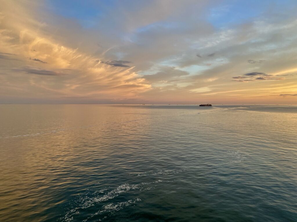 Einfahrt Rotterdam bei Sonnenaufgang