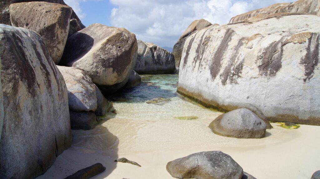 Große Felsen am Meer in Road Town Tortola