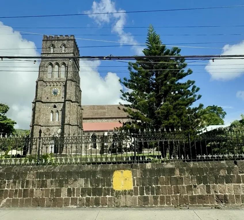 St. Thomas Middle Island Anglican Church St. Kitts mit historischem Steinturm und Uhrenturm
