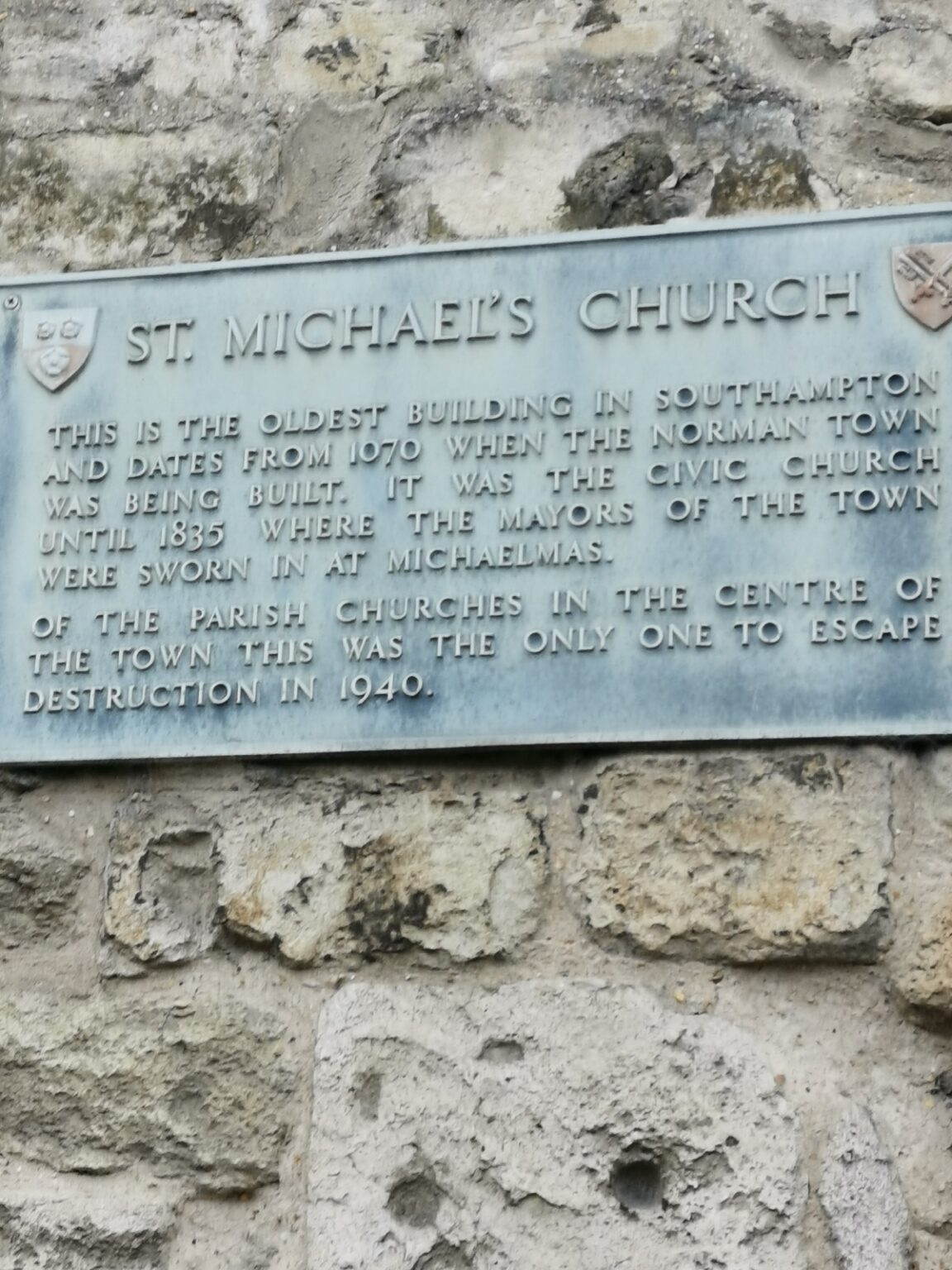 Schild an der St Michael's Church in Southampton