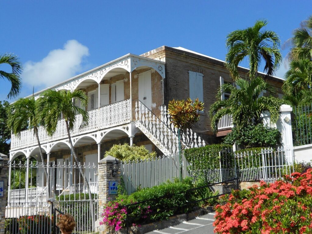 Historisches Haus mit weißer Veranda in Road Town Tortola