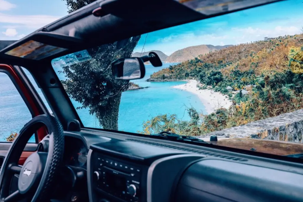 Blick aus einem Auto auf das karibische Meer und Küste