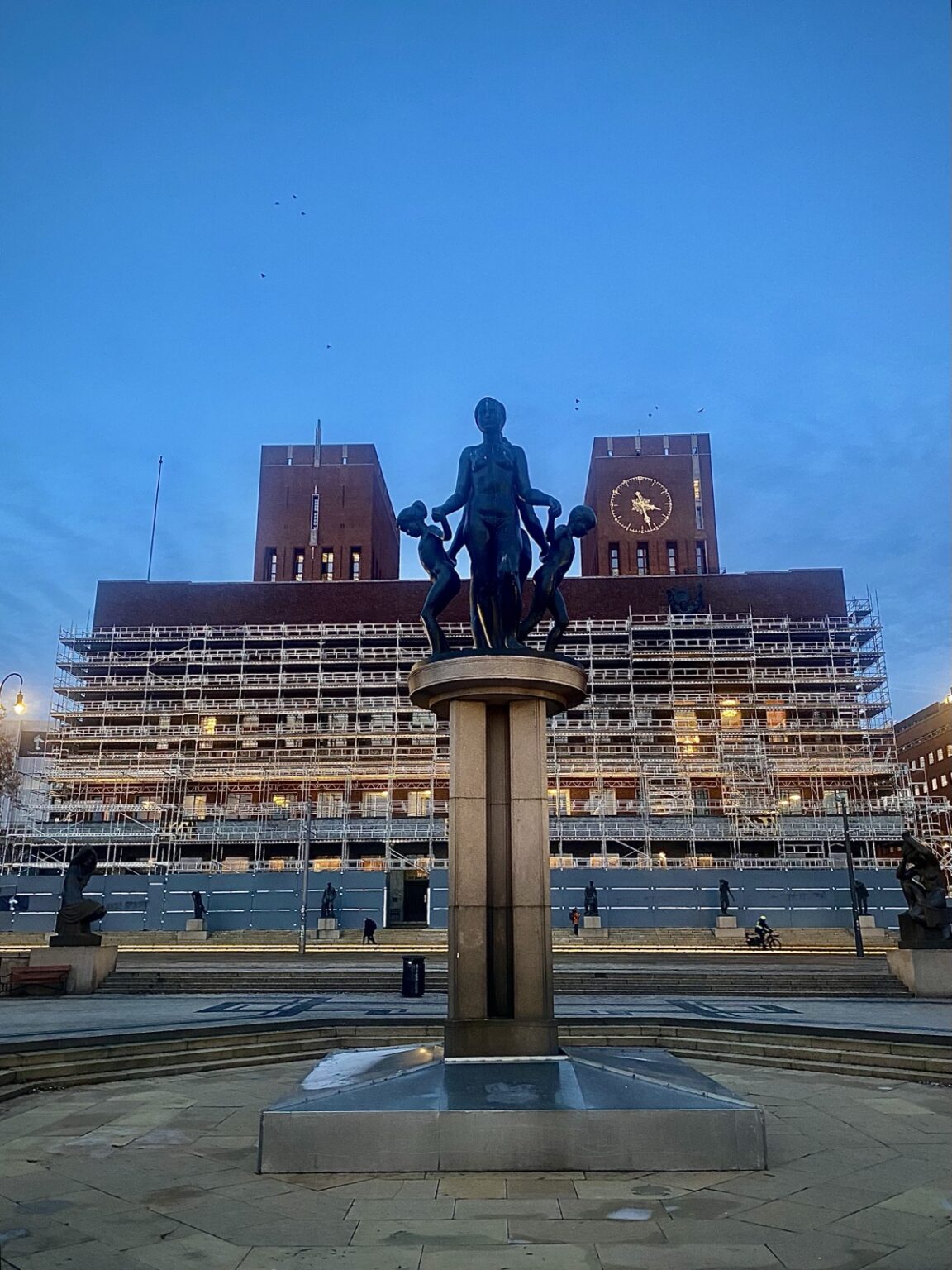 Statue und Rathaus Oslo