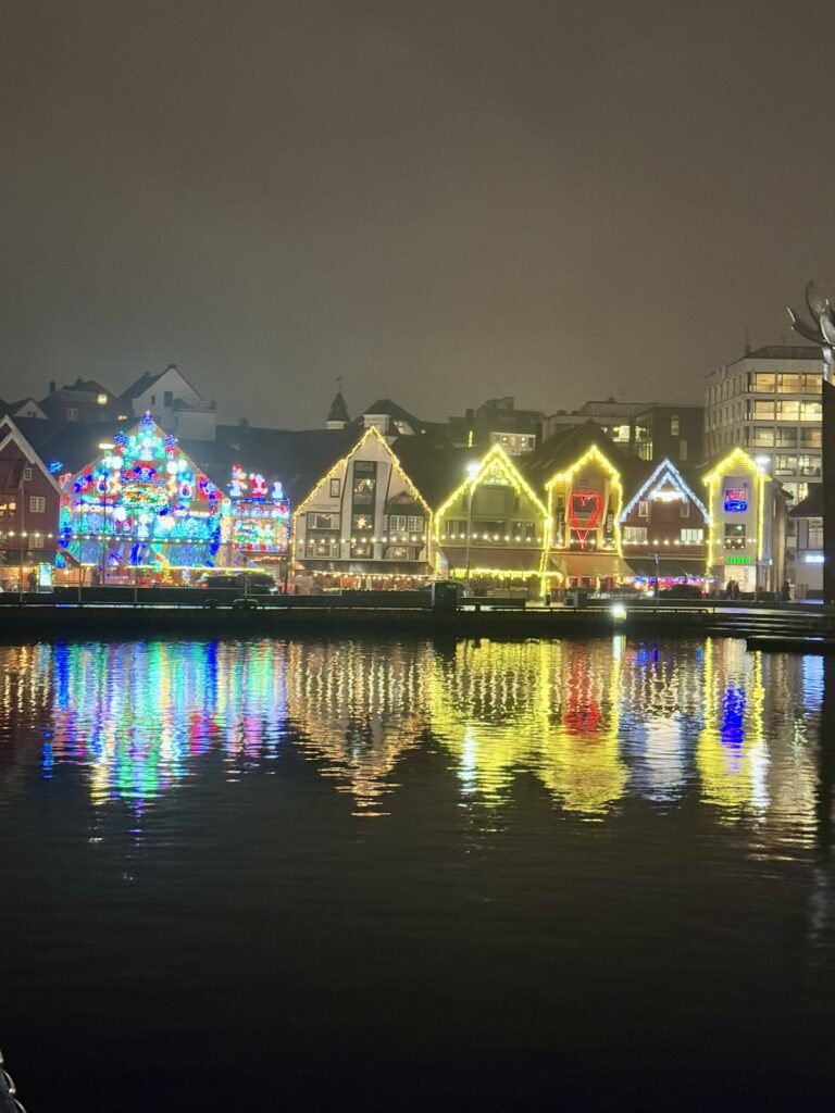 Skyline von Stavanger bei Nacht