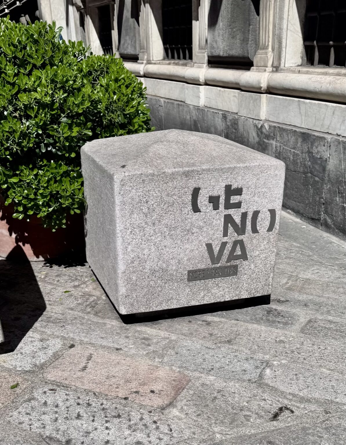 Stein mit Buchstaben Genova