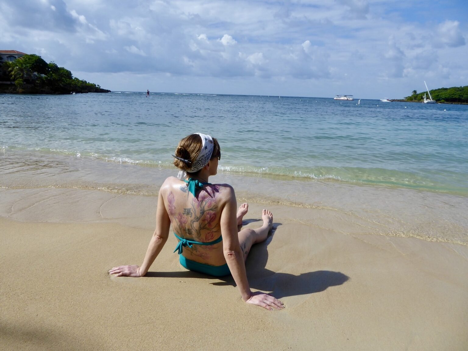 Frau am Strand in Roatan