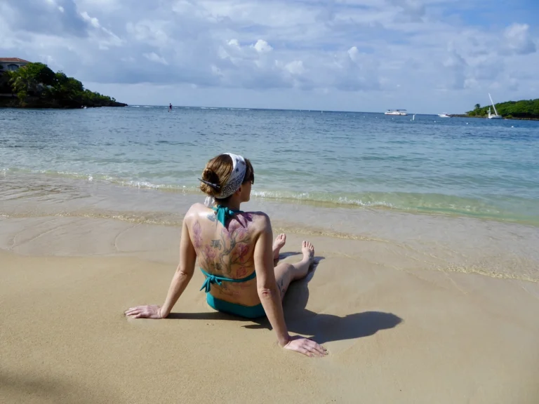Frau am Strand in Roatan