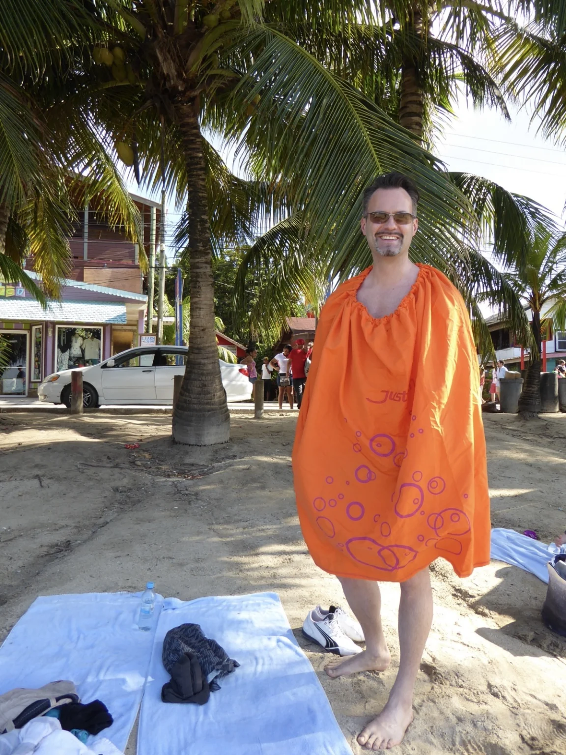 Mann am Strand in Roatan