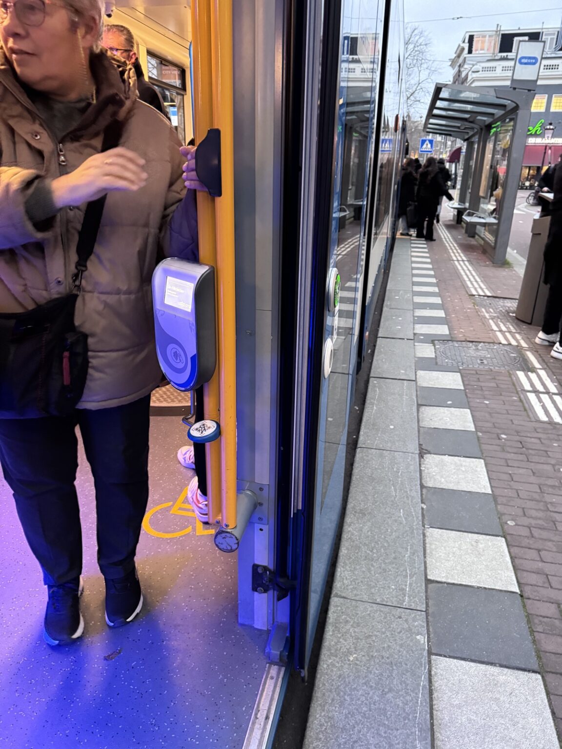 Ticketentwertung im Bus in Amsterdam
