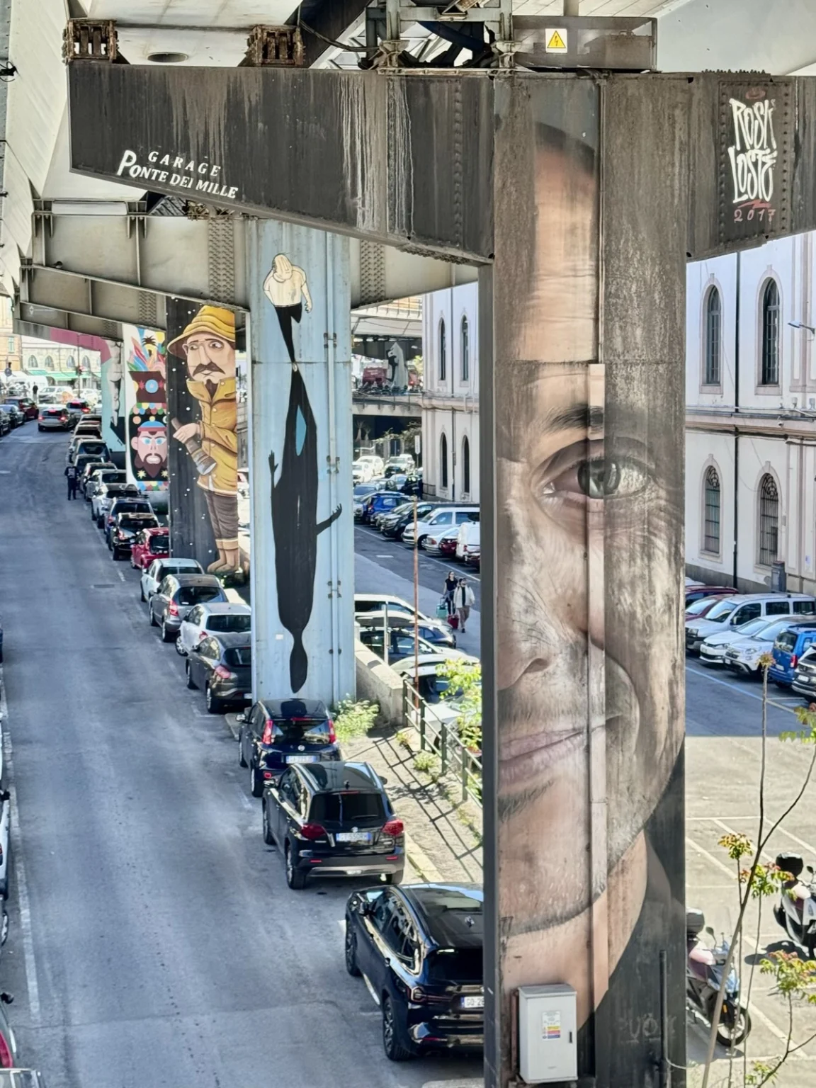 Blick von Brücke am Hafen Genua