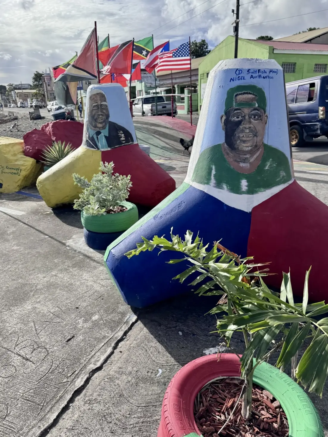 Gedenkbüsten politischer Führer mit Flaggen und Blumenschmuck in St. Kitts