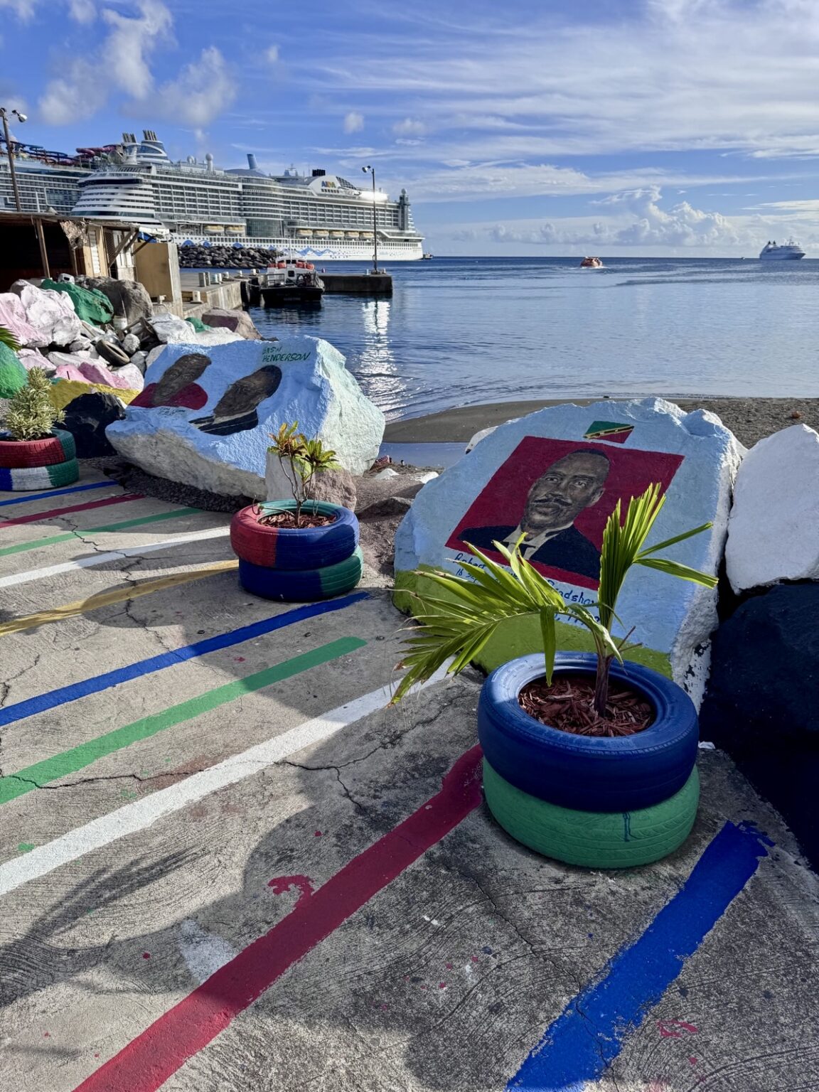 Bunte Steine an der Promenade St. Kitts