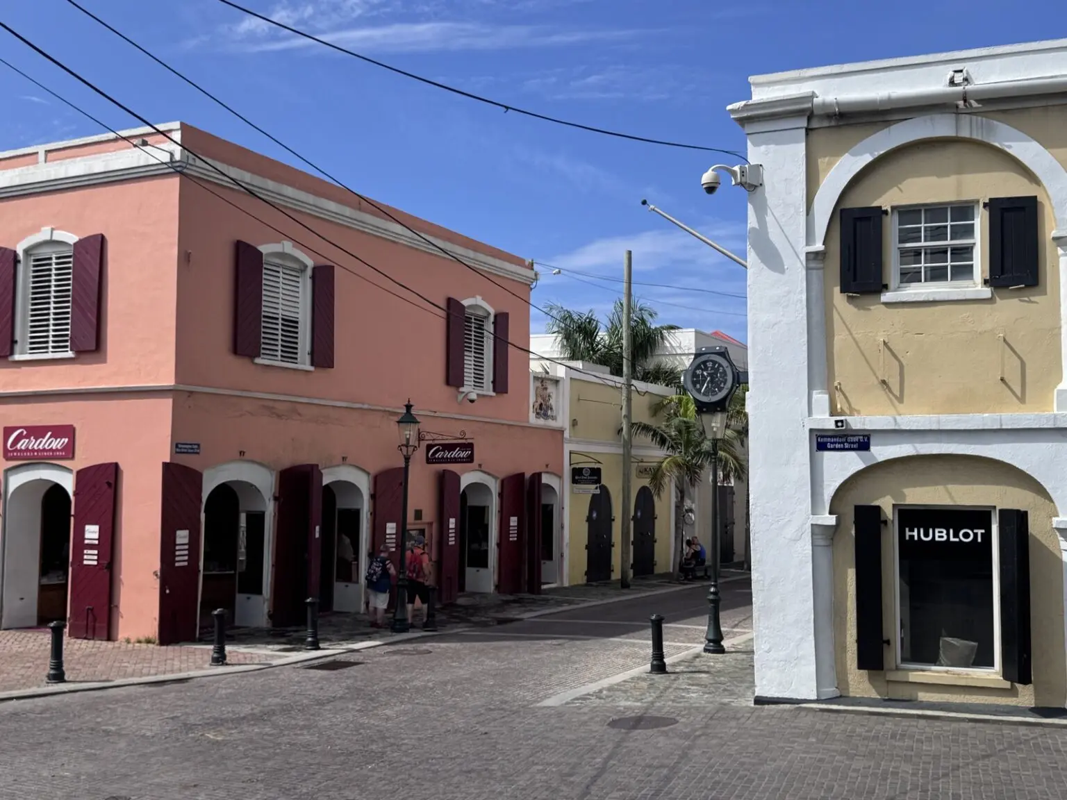 Gasse mit bunten Häuserm auf Saint Thomas