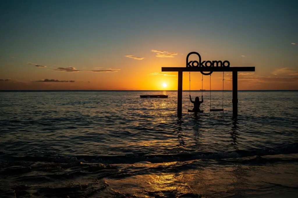 Schaukel im Meer bei Sonnenuntergang am Kokomo Beach 