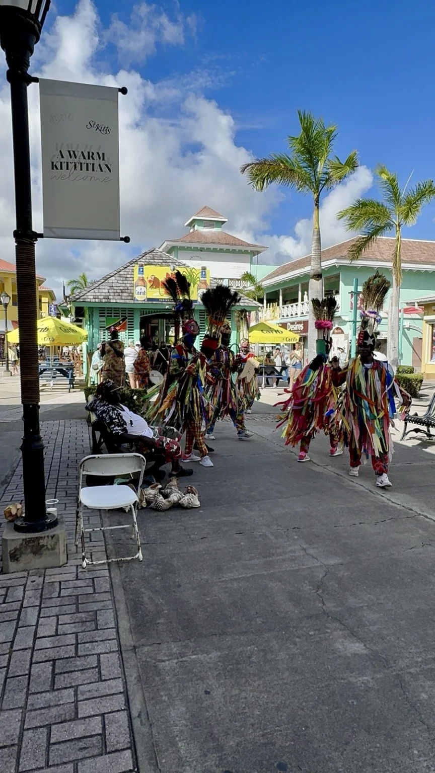 Tänzer am Hafen von St. Kitts