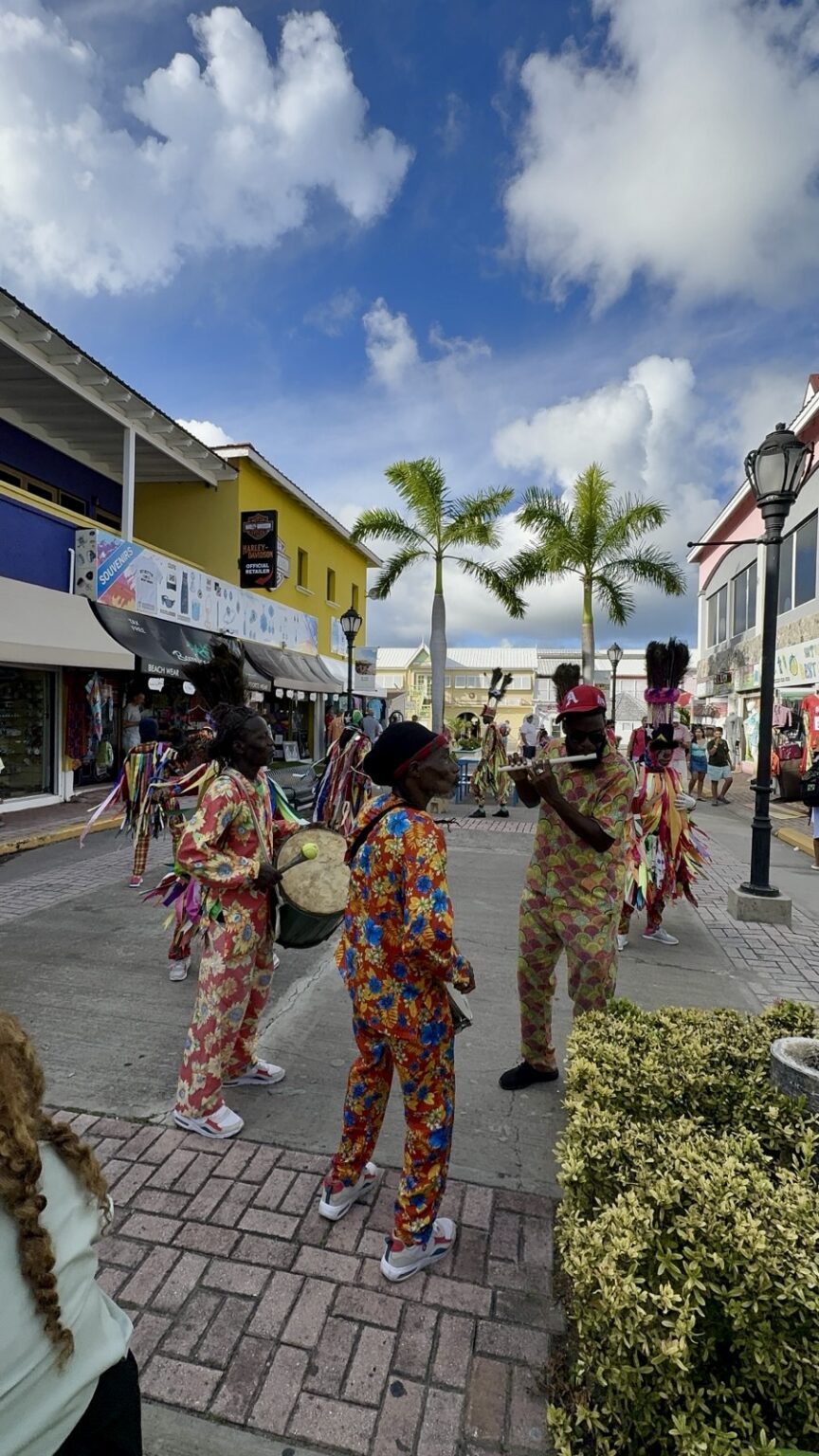 traditionelle karibische Tänzer und Musiker vor Touristen in Basseterre"