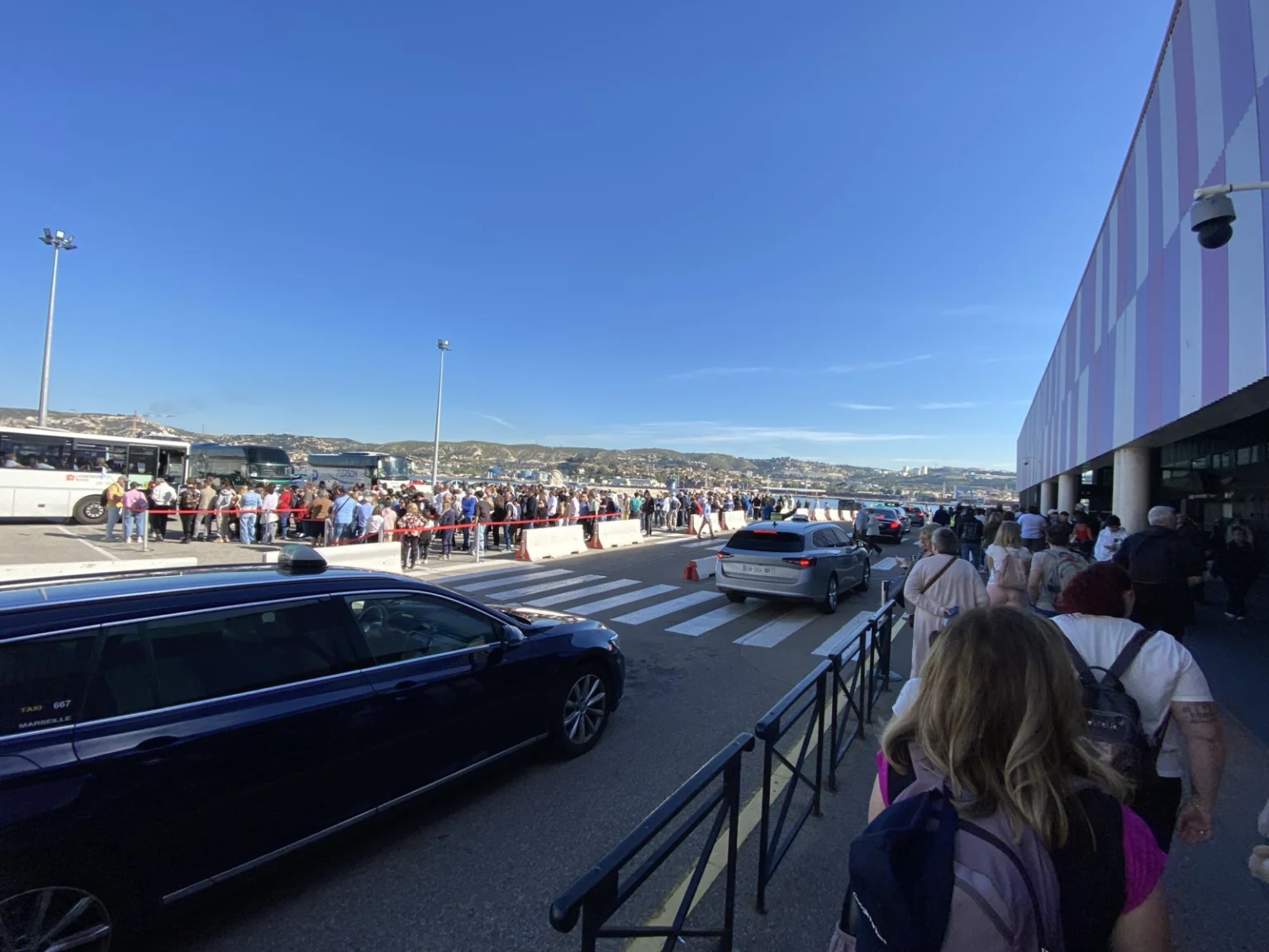 Taxi und Shuttlebus Warteschlange