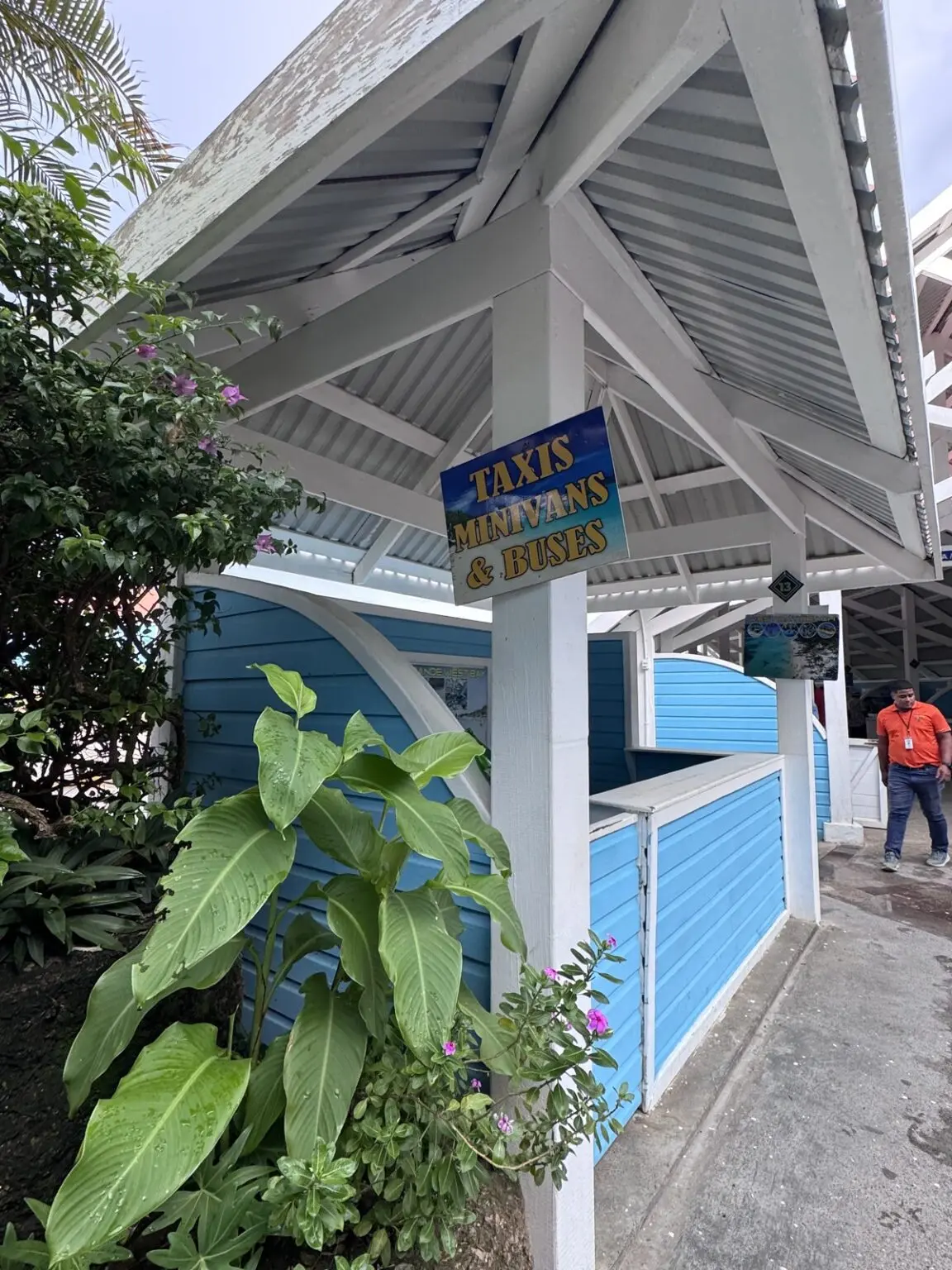 Taxistand am Kreuzfahrthafen Roatan