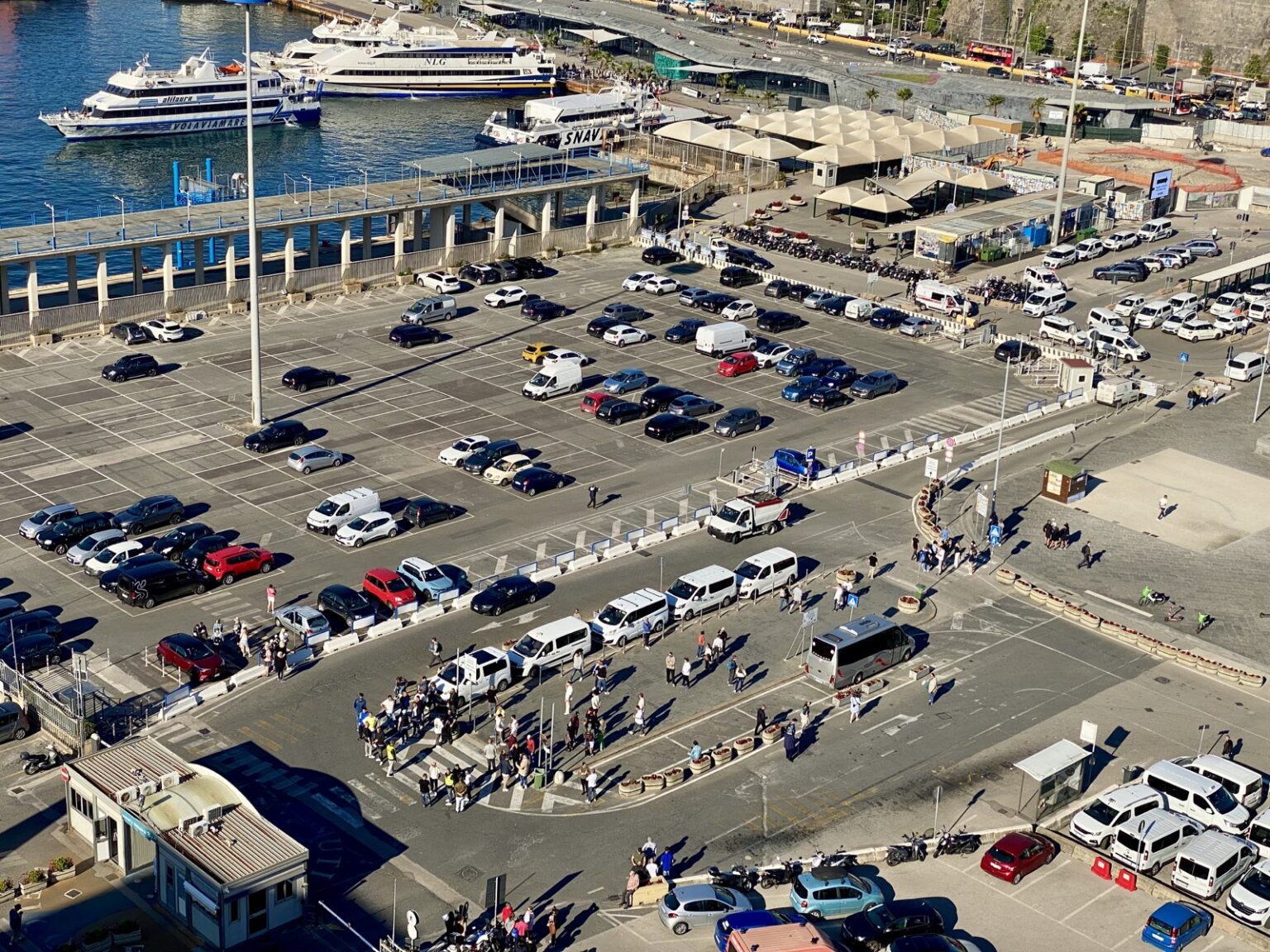 Hafen von Neapel mit Bussen und Taxis
