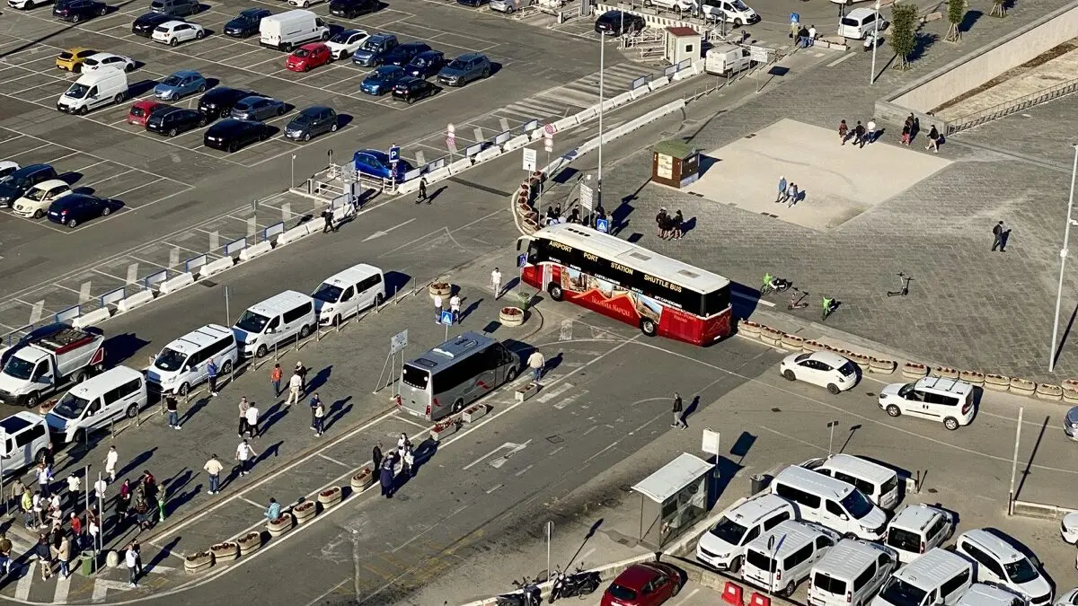 Hafen von Neapel mit Bussen und Taxis