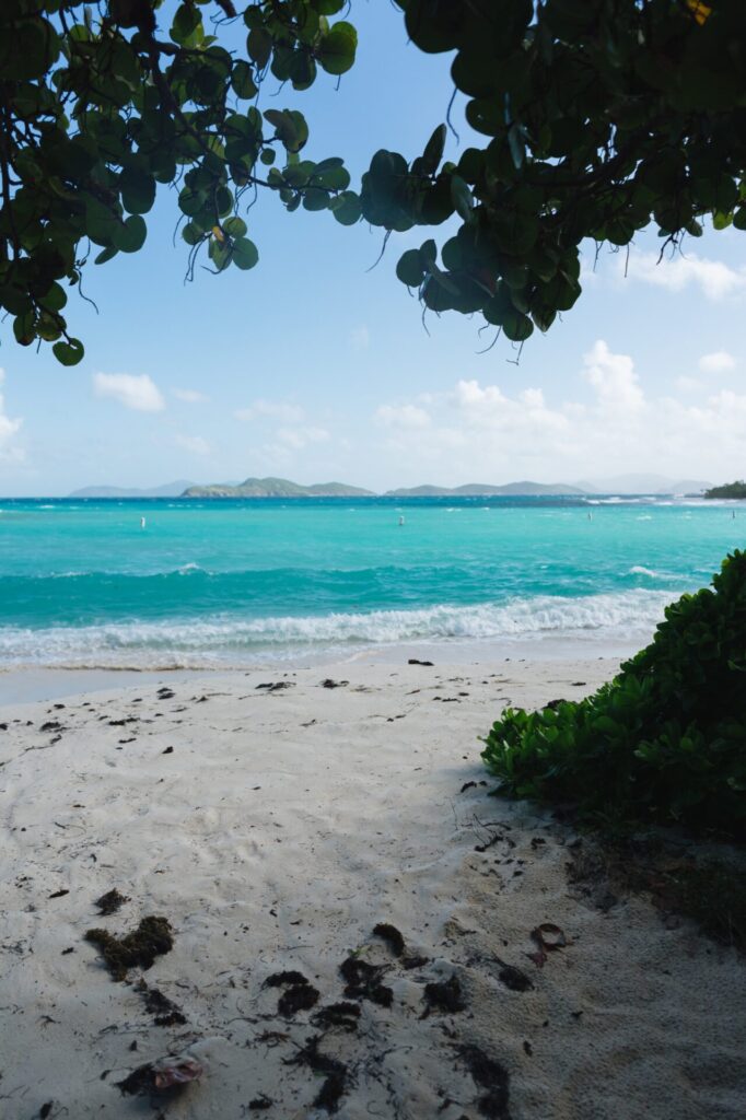 Blick auf das karibische Meer und Strand in Tortola Road Town