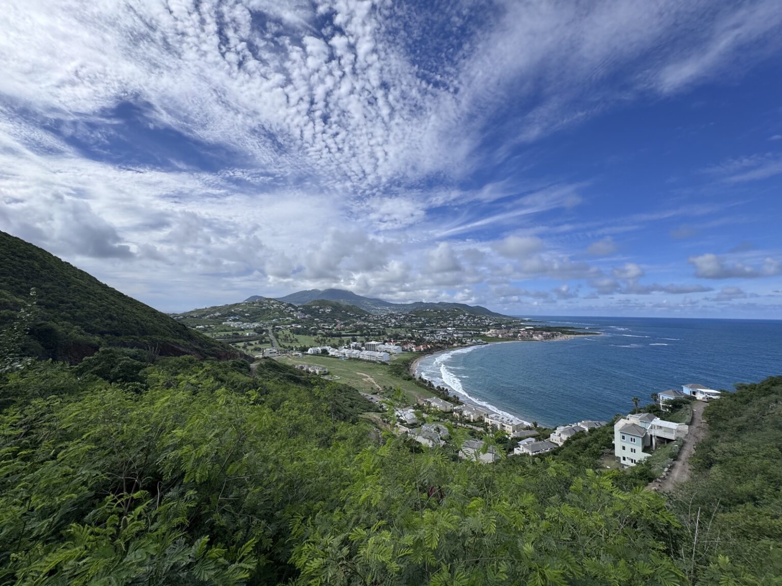 St. Kitts Küstenpanorama mit Siedlung und Stränden