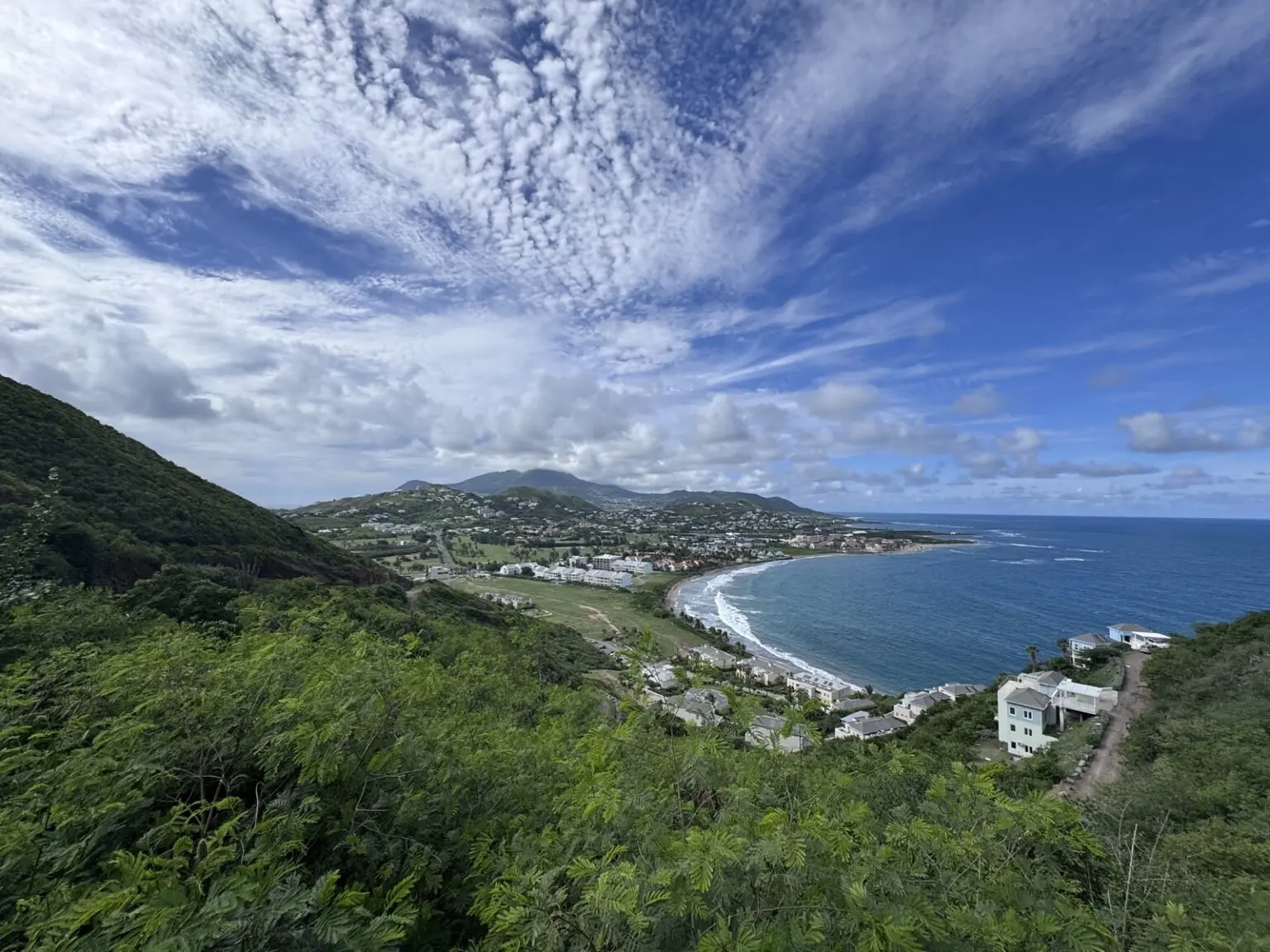 Panoramablick über St. Kitts Küste mit türkisblauer Bucht und tropischen Hügeln