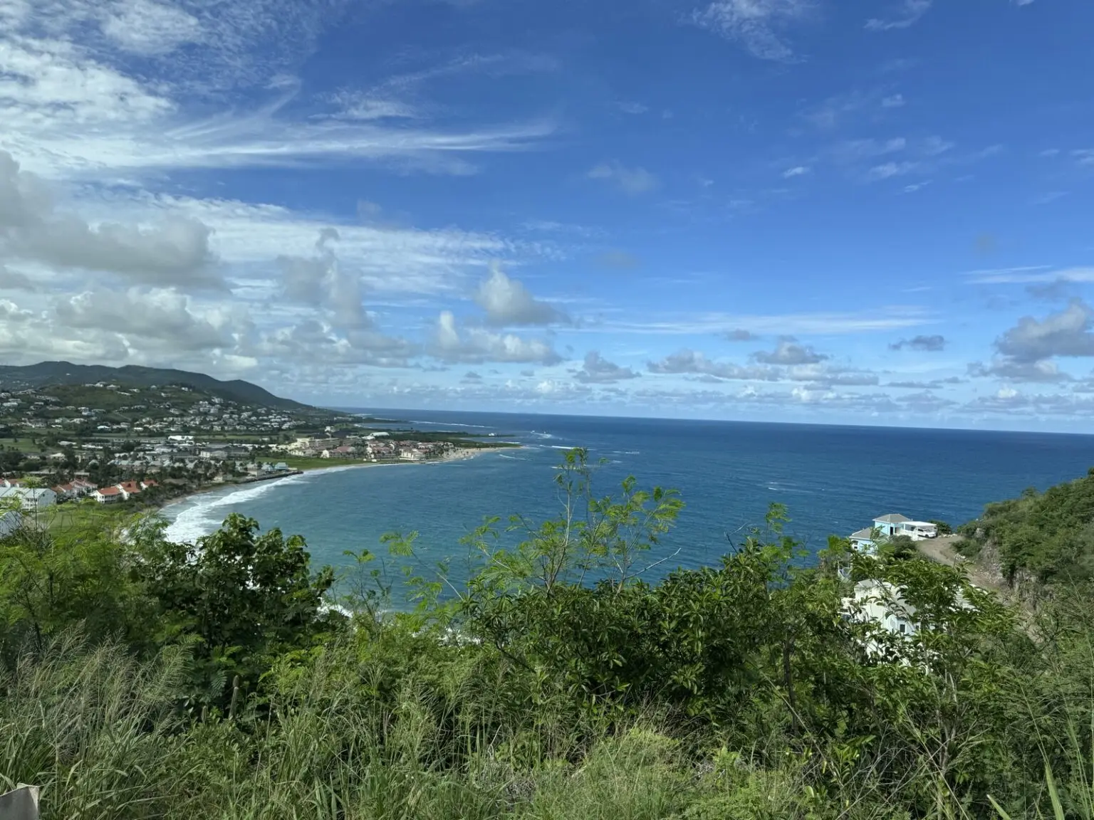 Panoramablick über St. Kitts Küste mit türkisblauer Bucht und tropischen Hügeln