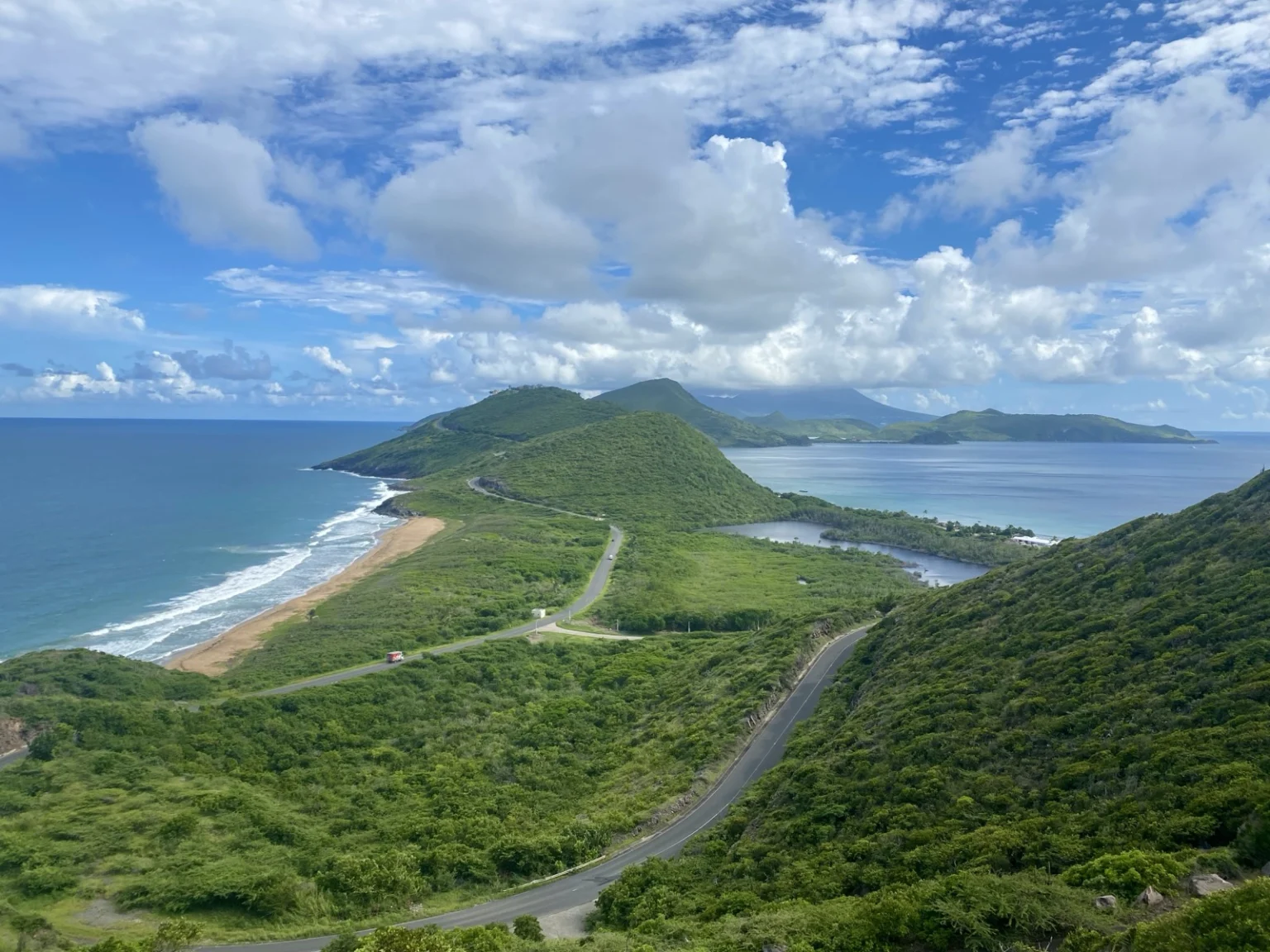 St. Kitts Halbinsel mit Straße zwischen zwei Meeren und grünen Hügeln