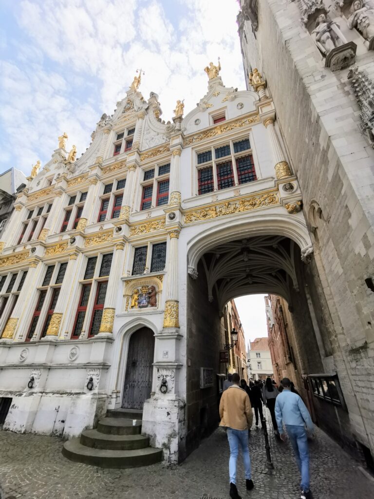Torbogen und Stadtarchiv am Rathaus in Brügge