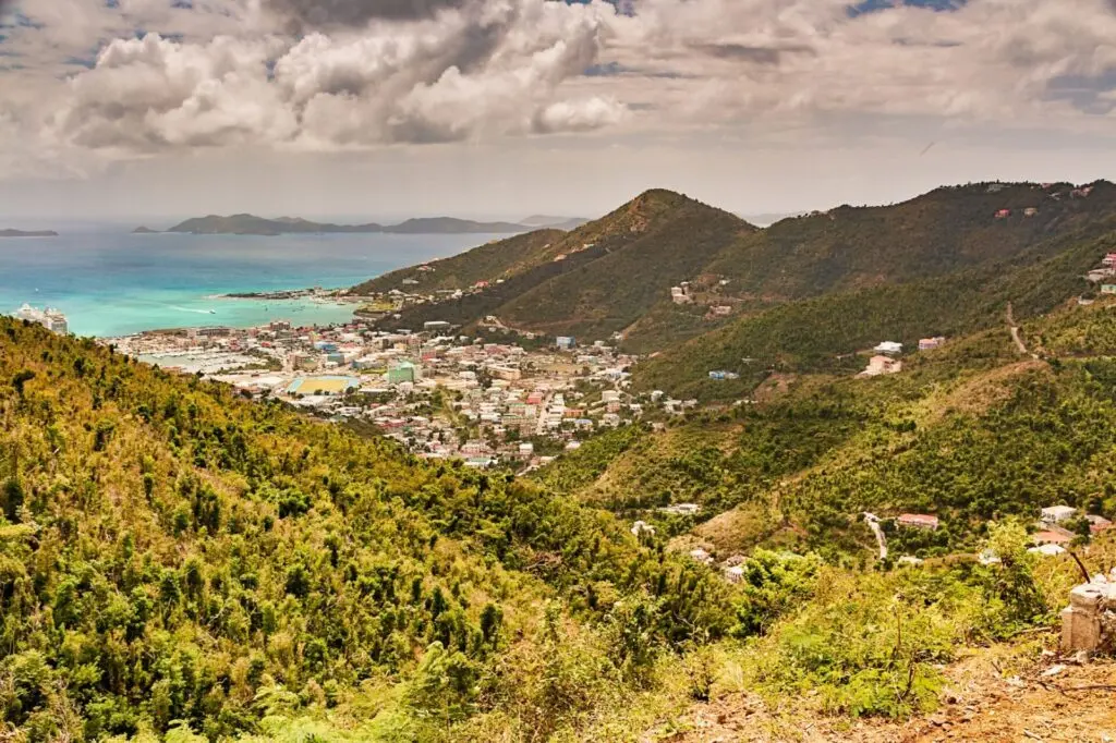 Blick auf Road Town Tortola und die Berglandschaft