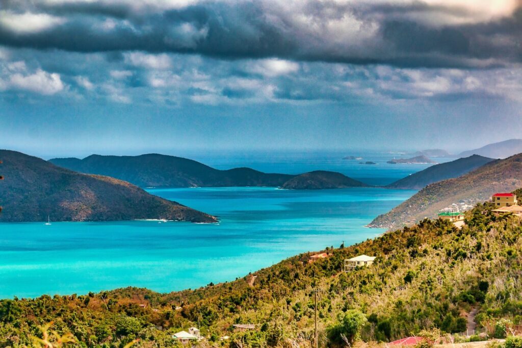 Blick auf das karibische Meer und die Natur in Tortola