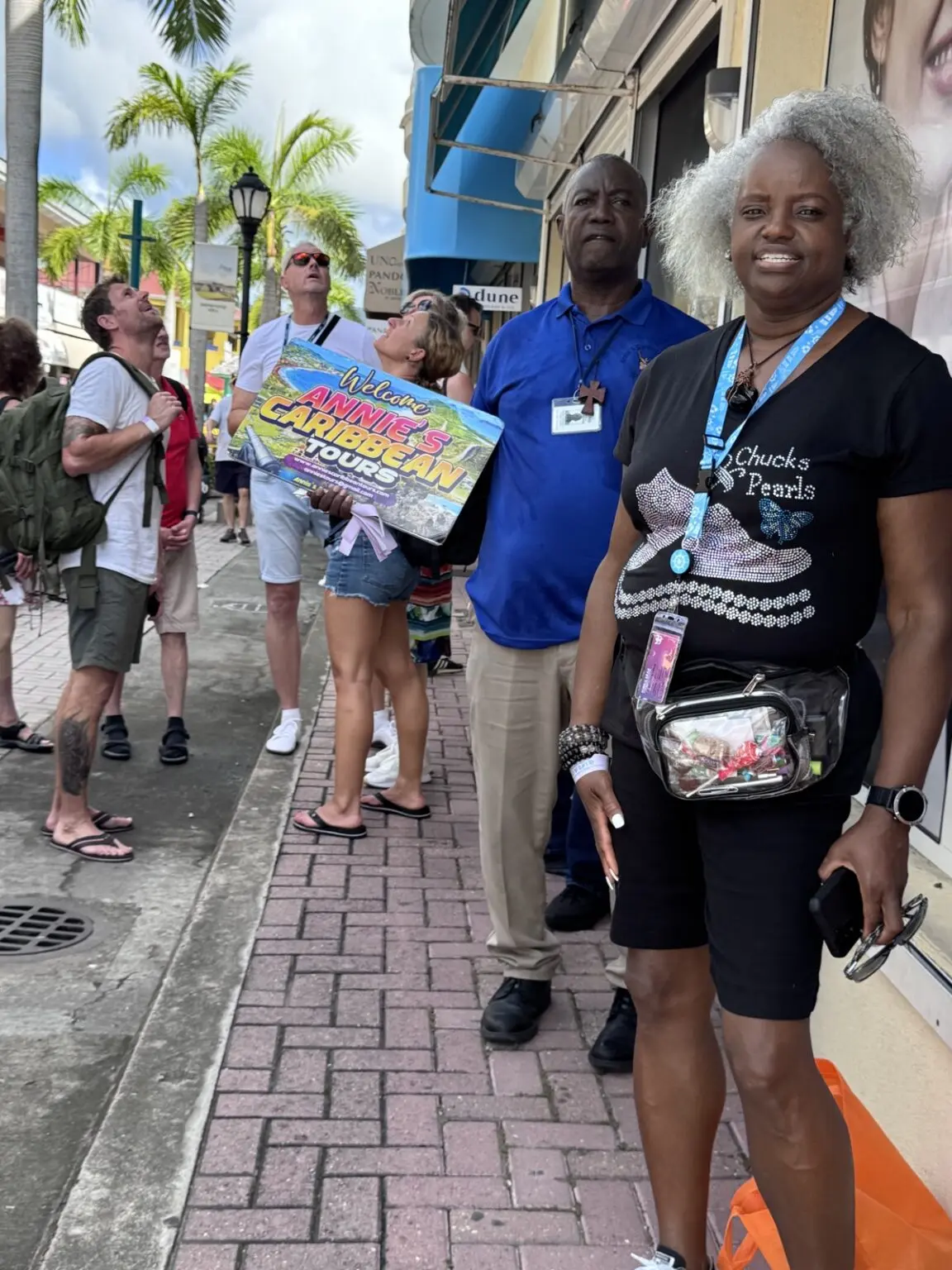 Lokaler Tourguide mit Werbematerial in St. Kitts
