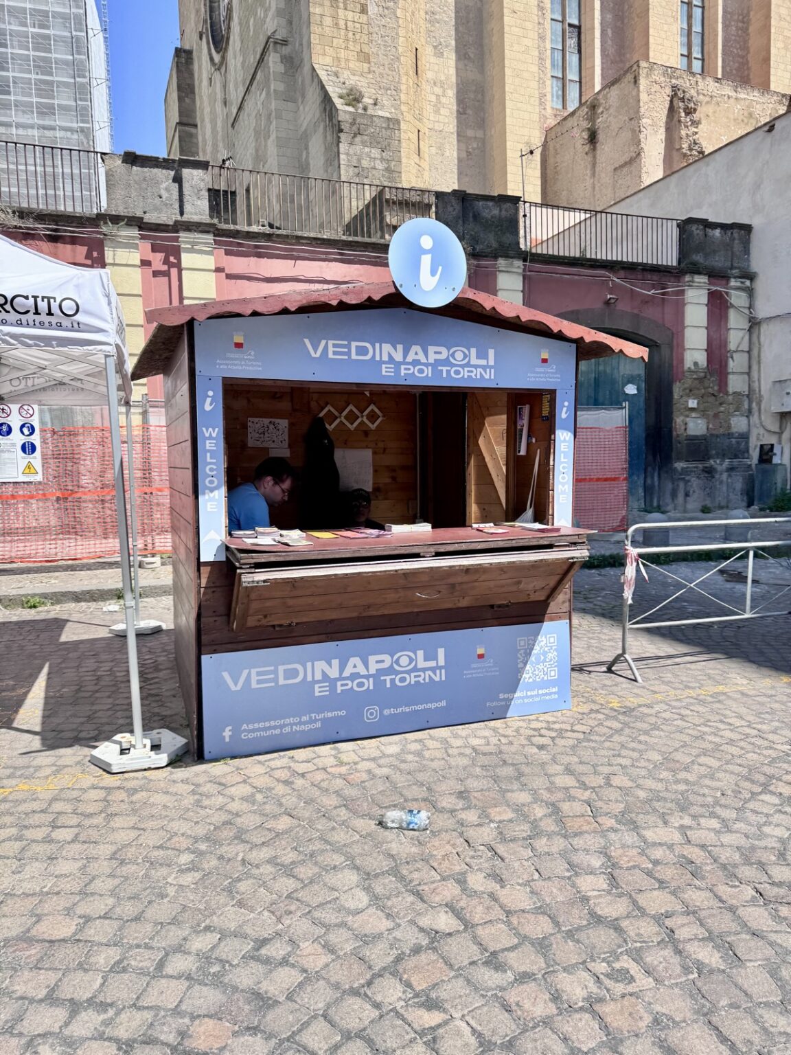 Touristeninformation am Piazza del Gesù Nuovo Neapel