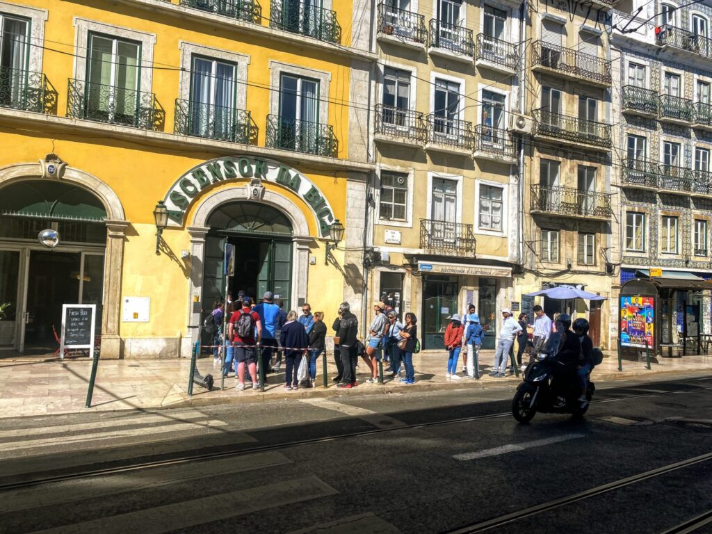 Eingang zum Elevador da Bica in Lissabon