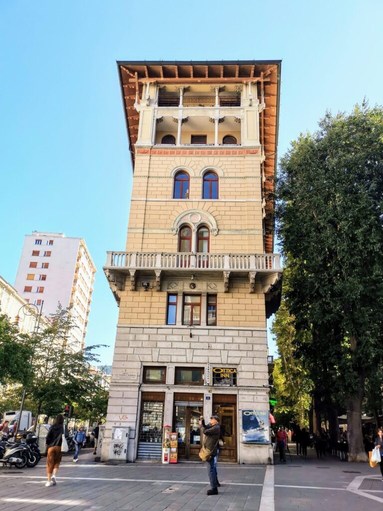 Schmales Haus Casa Cassab in Triest