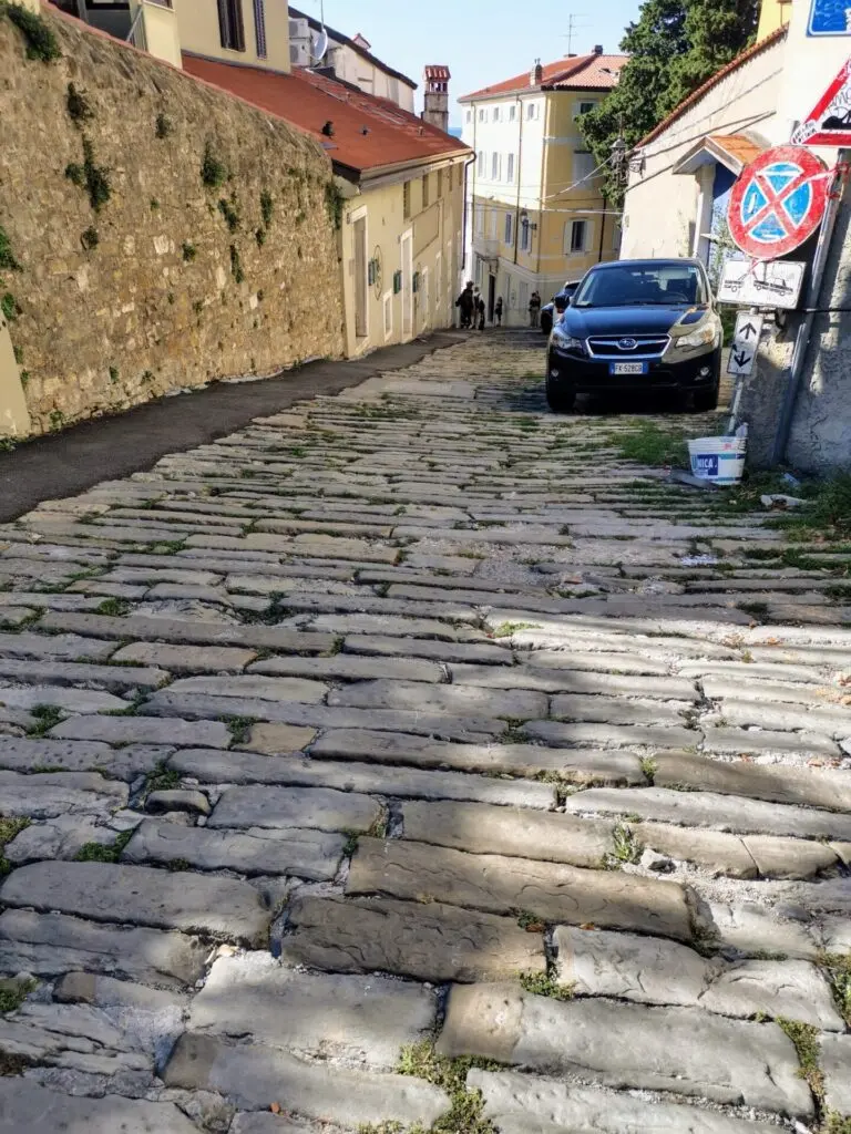 Weg mit Kopfsteinpflaster vom Castello in die Stadt Triest