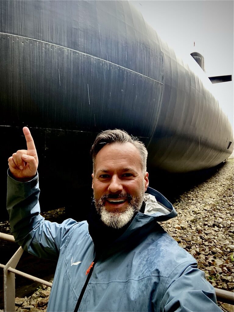 Mann vor U-Boot Le Redoutable in Cherbourg