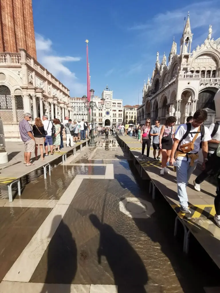 Markusplatz in Venedig bei Hochwasser