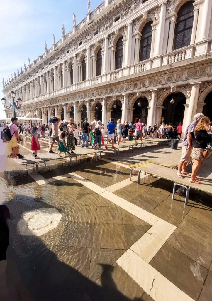 Markusplatz in Venedig bei Hochwasser