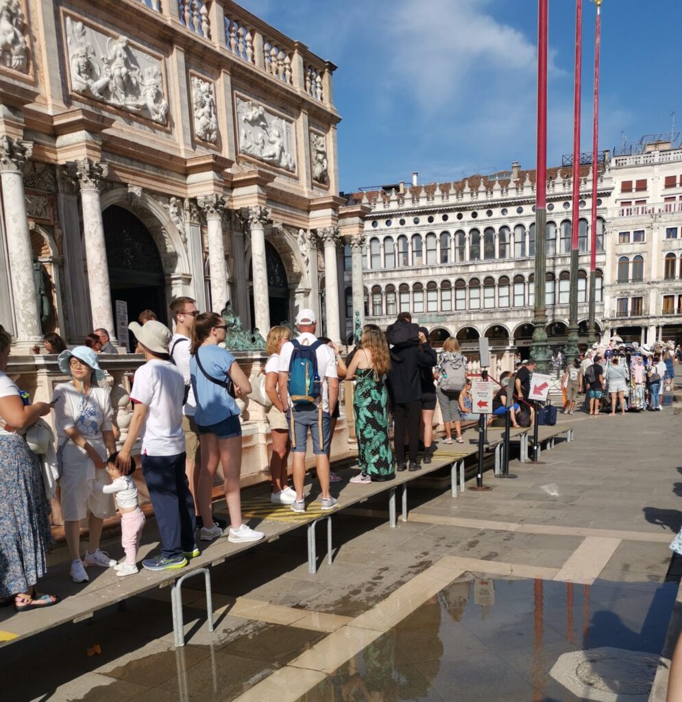 Markusplatz in Venedig bei Hochwasser