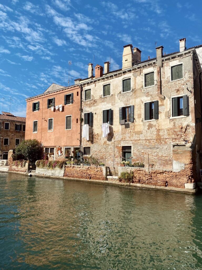 Alte Häuser am Kanal i Venedig
