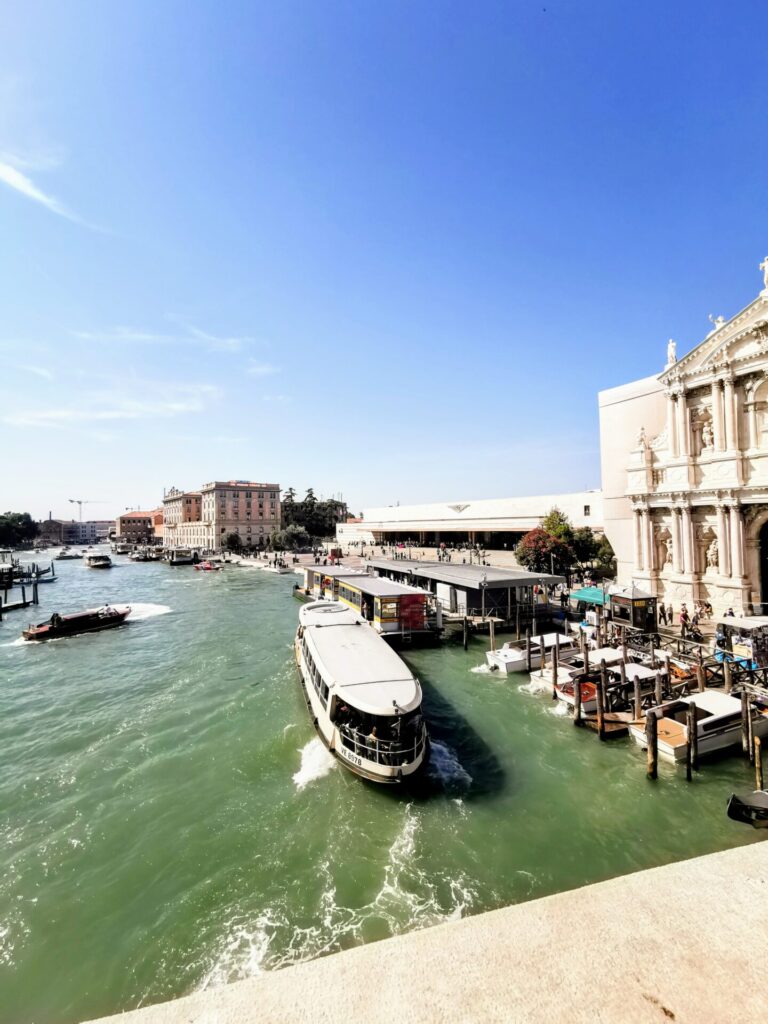 Vaporetto Wassertaxi an einer Haltestelle in Venedig