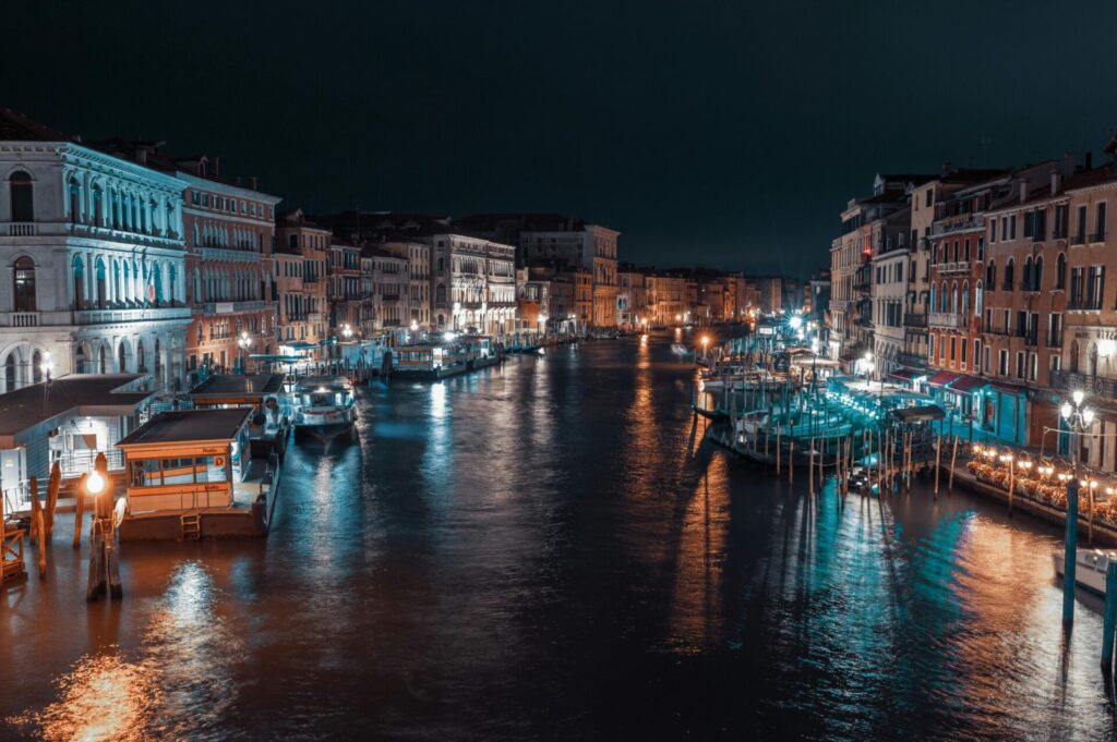 Canal Grande bei Nacht in Venedig