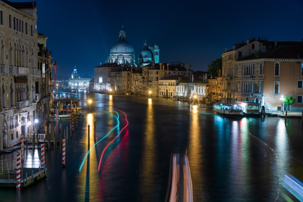 Canal Grande bei Nacht in Venedig