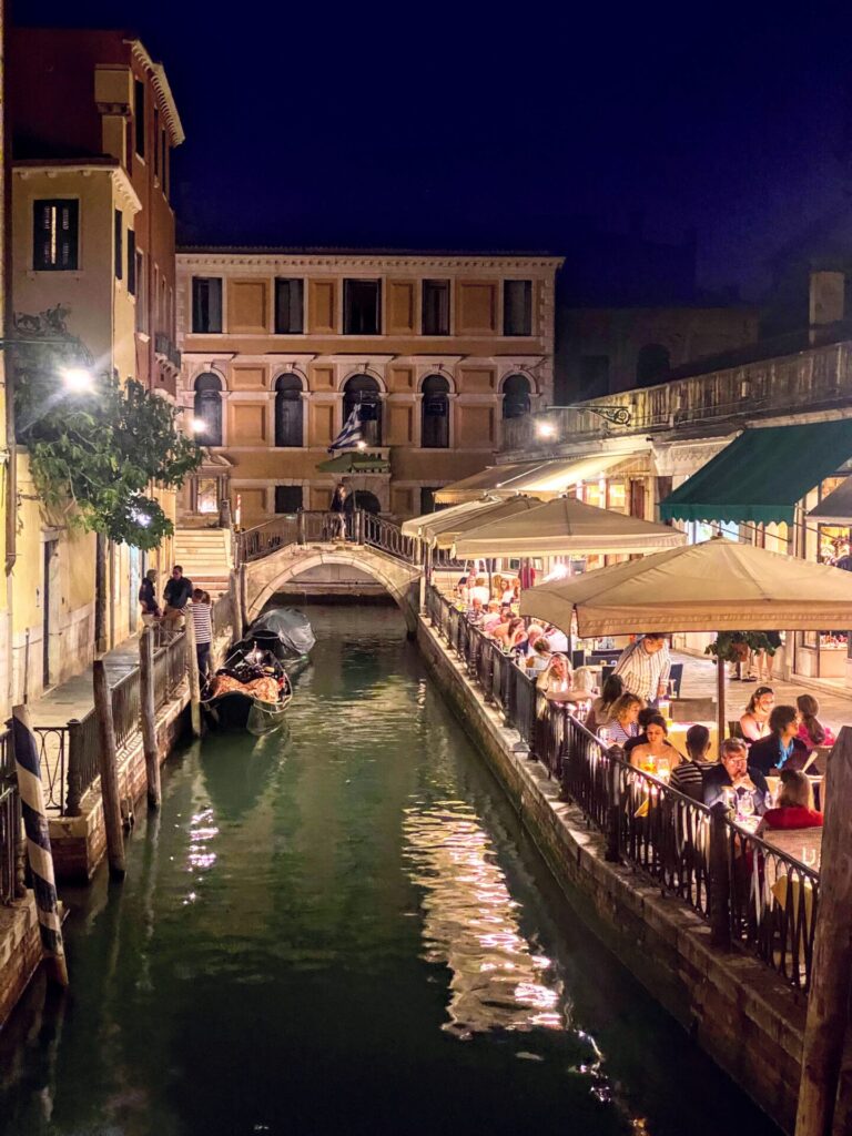 Lokal am Kanal in Venedig