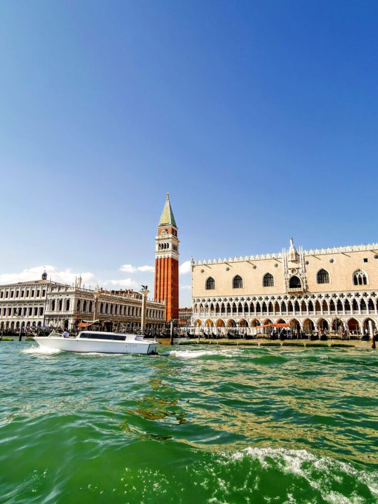 Blick auf de Markusplatz Piazza San Marco in Venedig
